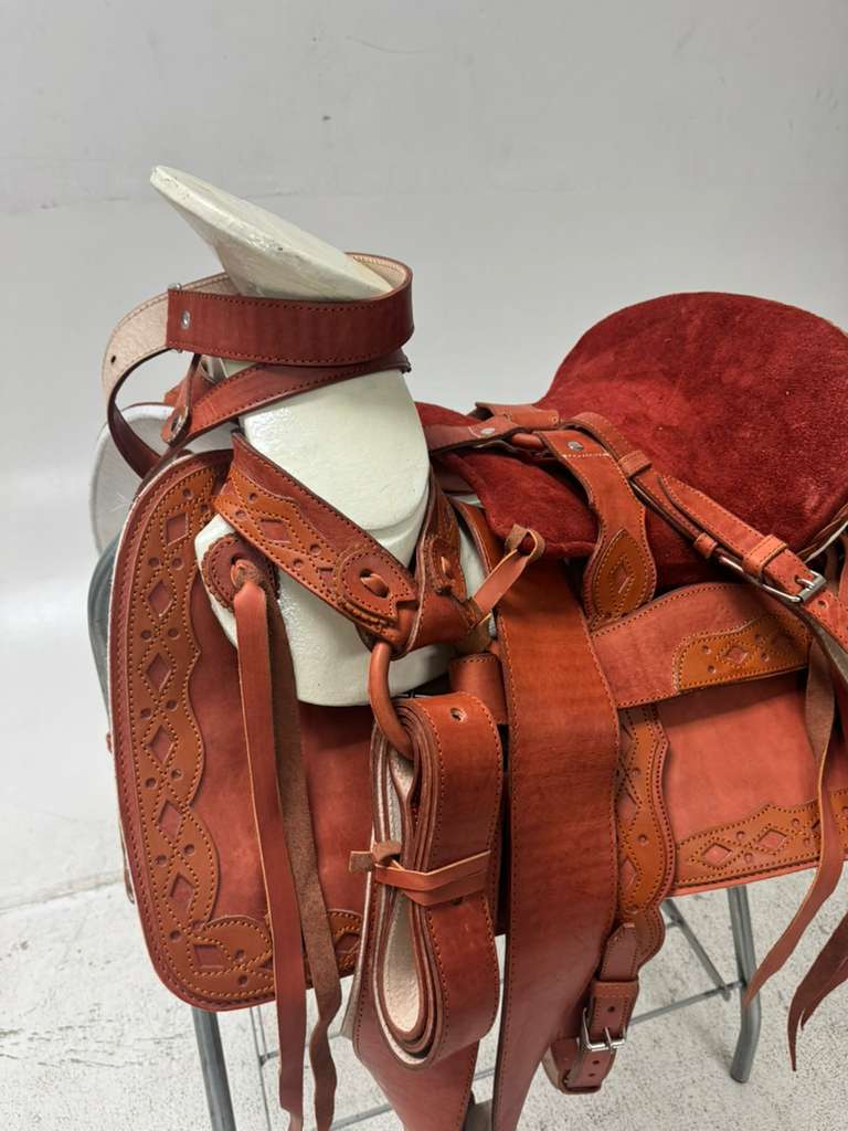 Charro Saddle 15.5” – Natural Tan Bordada “El Caporal” (Set Completo)