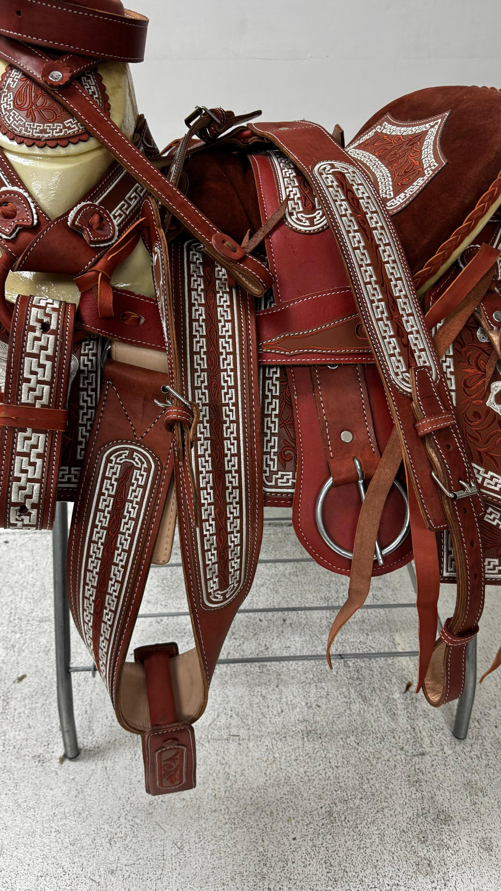 Charro Saddle – Chestnut Leather with Silver Horse Embroidery (15.5”) “El Guerrero”