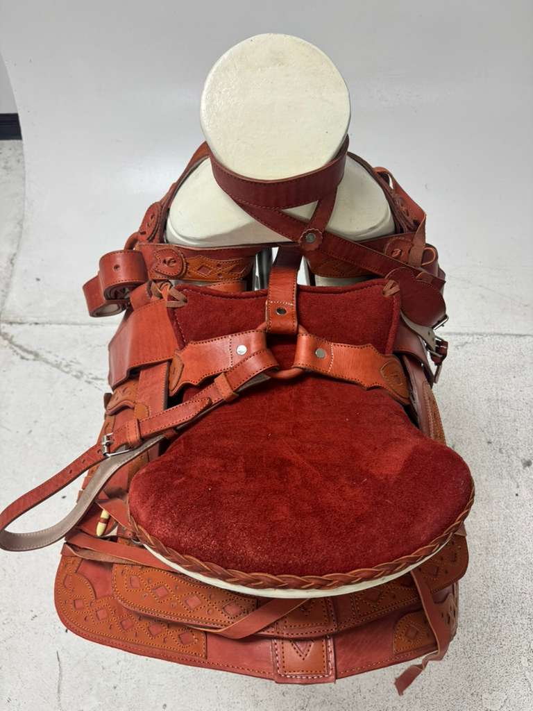 Charro Saddle 15.5” – Natural Tan Bordada “El Caporal” (Set Completo)