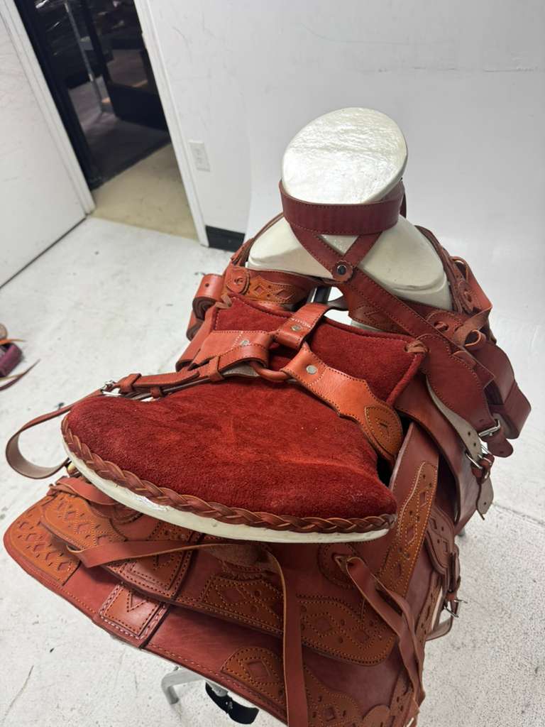 Charro Saddle 15.5” – Natural Tan Bordada “El Caporal” (Set Completo)
