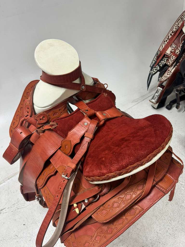 Charro Saddle 15.5” – Natural Tan Bordada “El Caporal” (Set Completo)