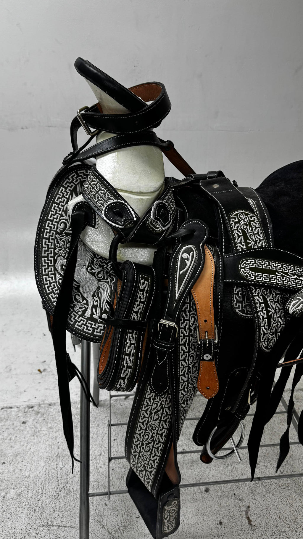 Charro Saddle – Black & Silver “El Potro” Edition (15.5”)