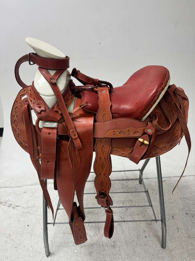 Charro Saddle 15.5” – Rich Tan Bordada “El Dorado” (Set Completo)