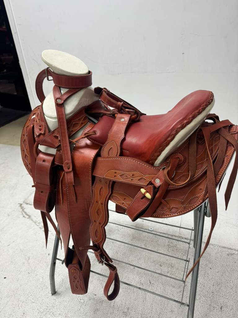 Charro Saddle 15.5” – Rich Tan Bordada “El Dorado” (Set Completo)