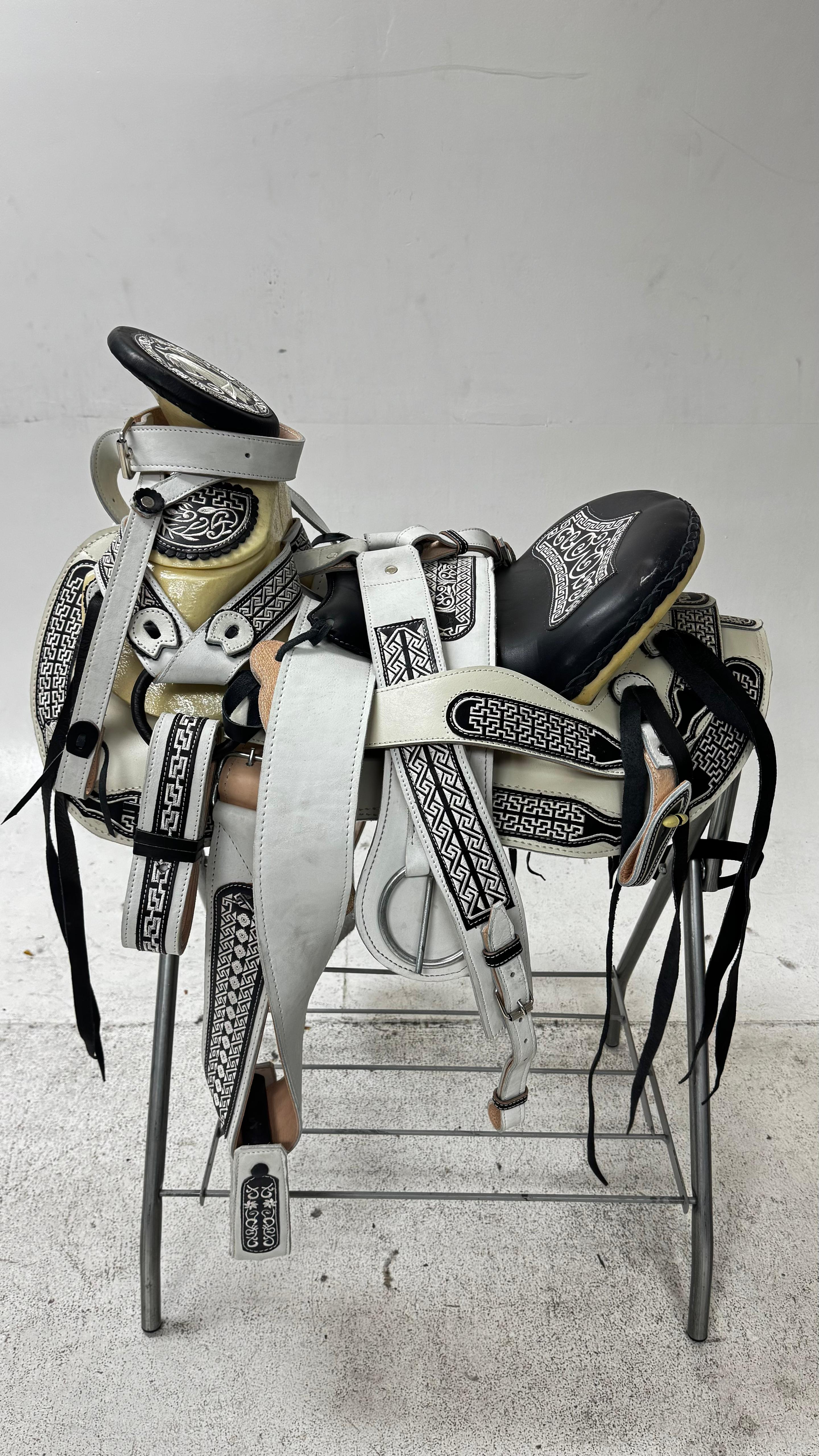 Charro Saddle – White & Black “El Elegante” Edition (15.5”)