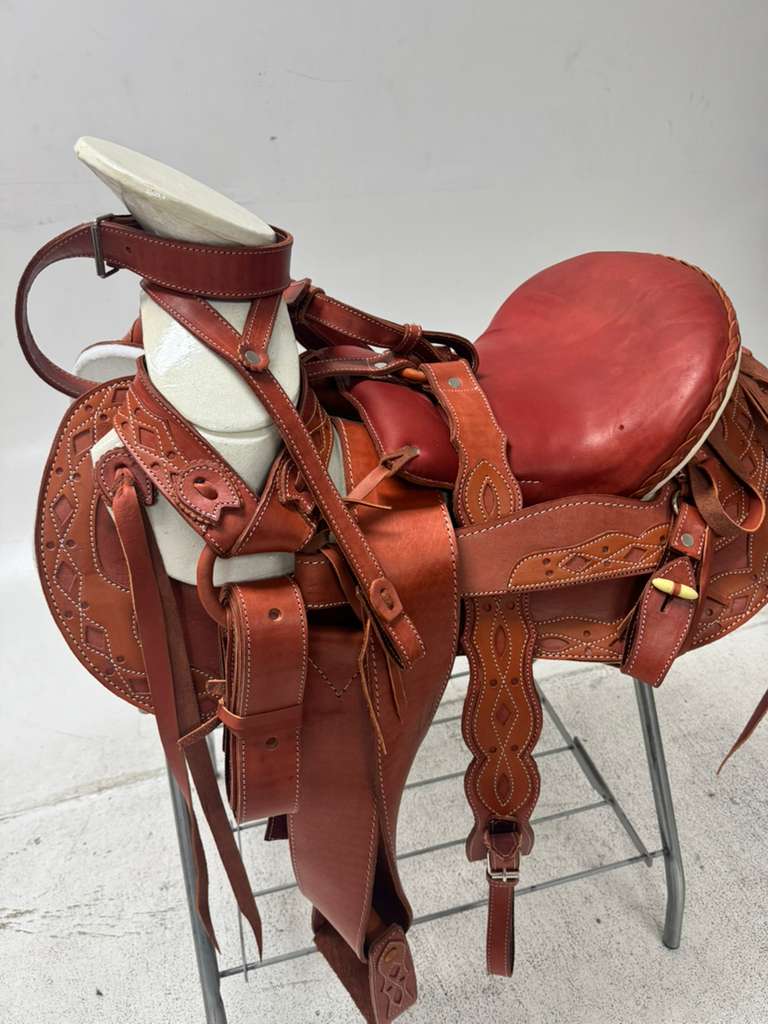 Charro Saddle 15.5” – Rich Tan Bordada “El Dorado” (Set Completo)