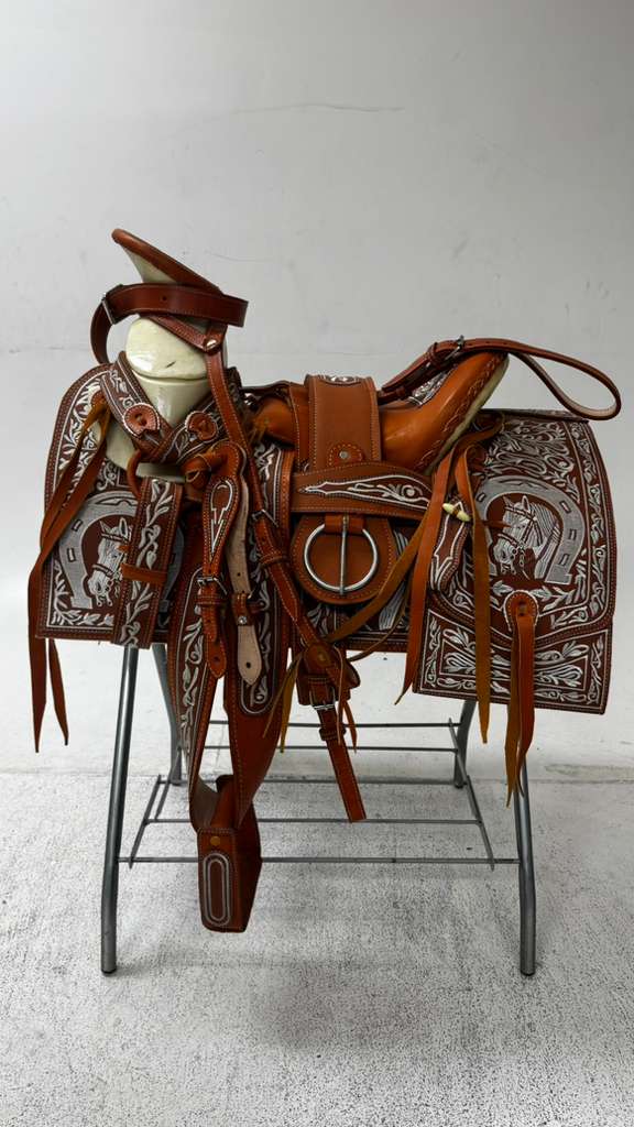 Charro Saddle – Tan & White “El Caballo Fino” Edition (15.5”)