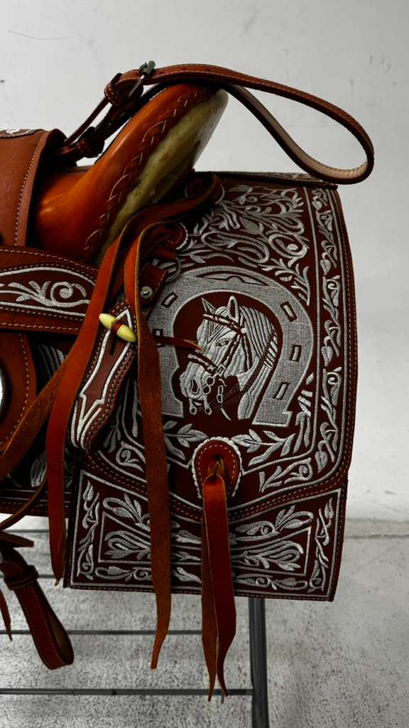 Charro Saddle – Tan & White “El Caballo Fino” Edition (15.5”)