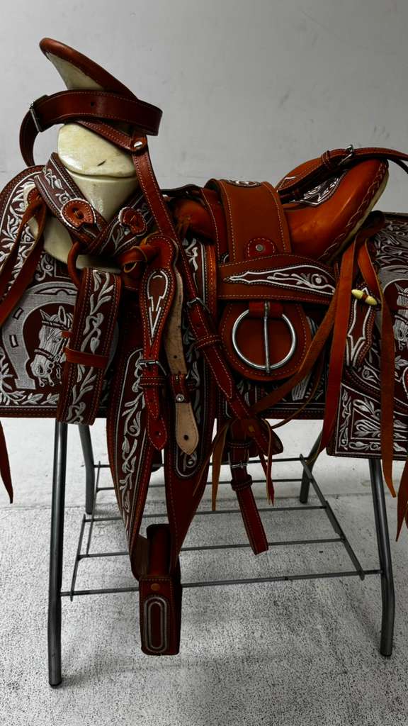 Charro Saddle – Tan & White “El Caballo Fino” Edition (15.5”)