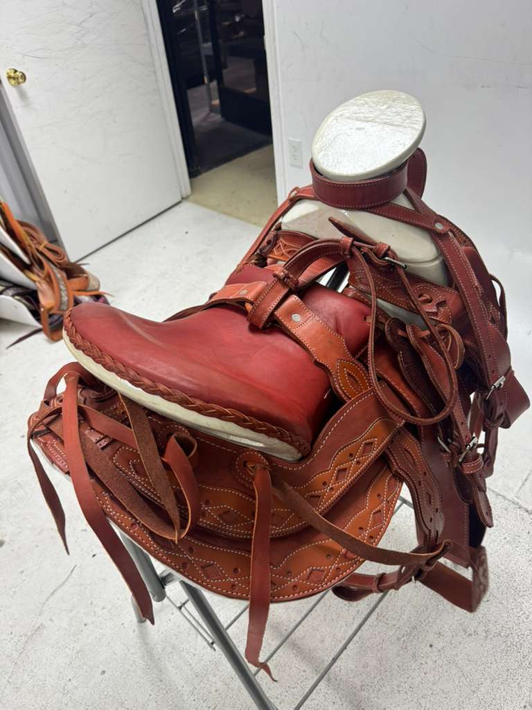 Charro Saddle 15.5” – Rich Tan Bordada “El Dorado” (Set Completo)