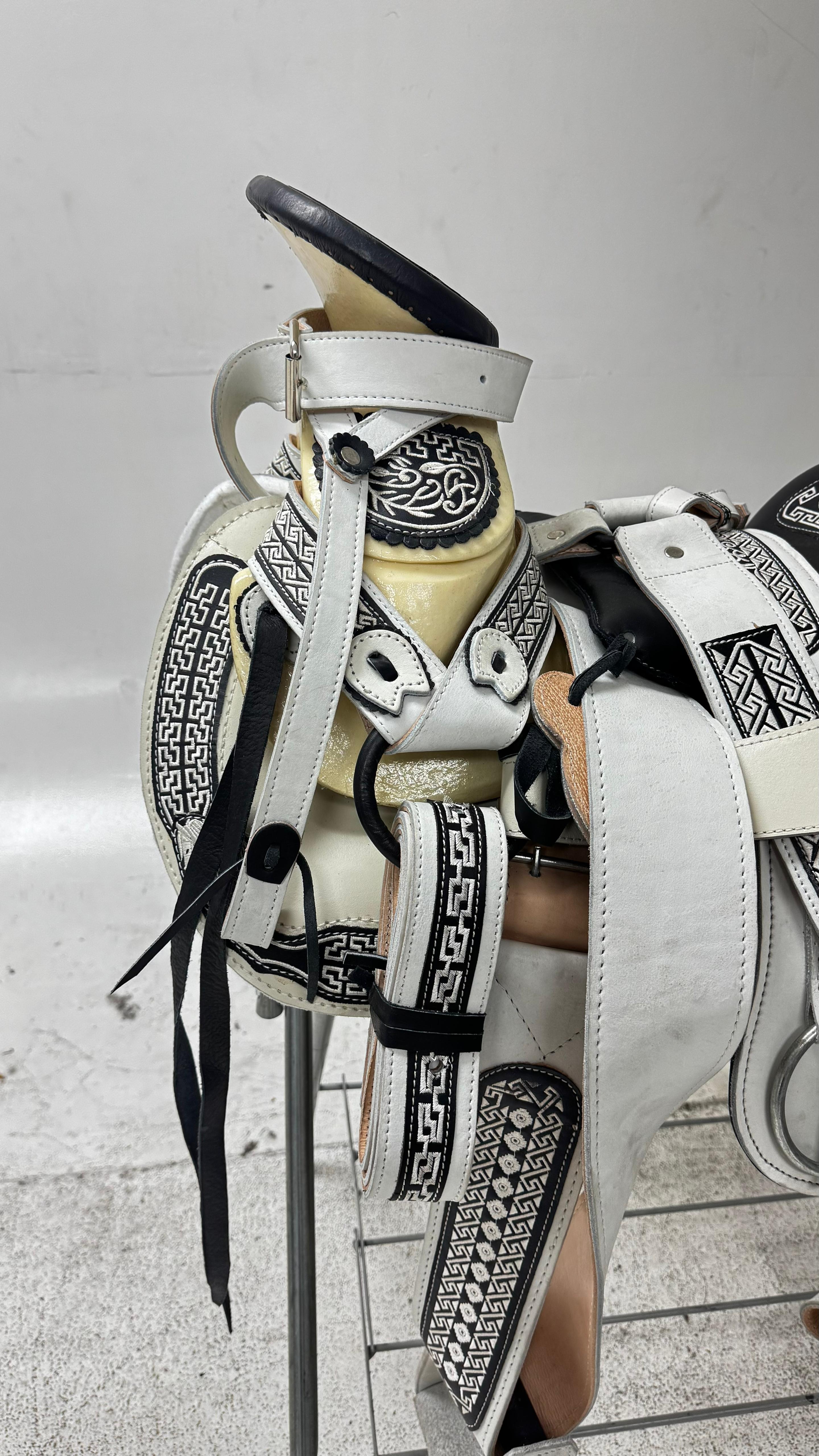 Charro Saddle – White & Black “El Elegante” Edition (15.5”)