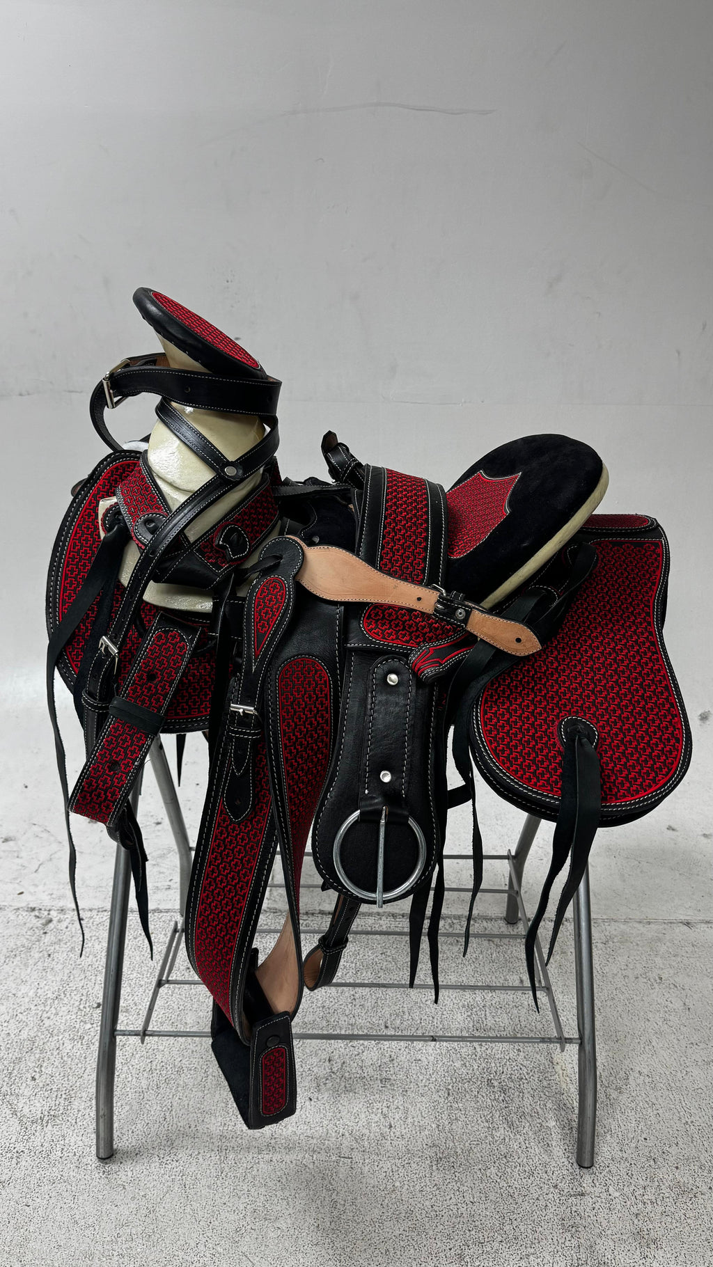 Charro Saddle – Black & Red Bordado Leather (15.5”) “El Dragón Rojo”