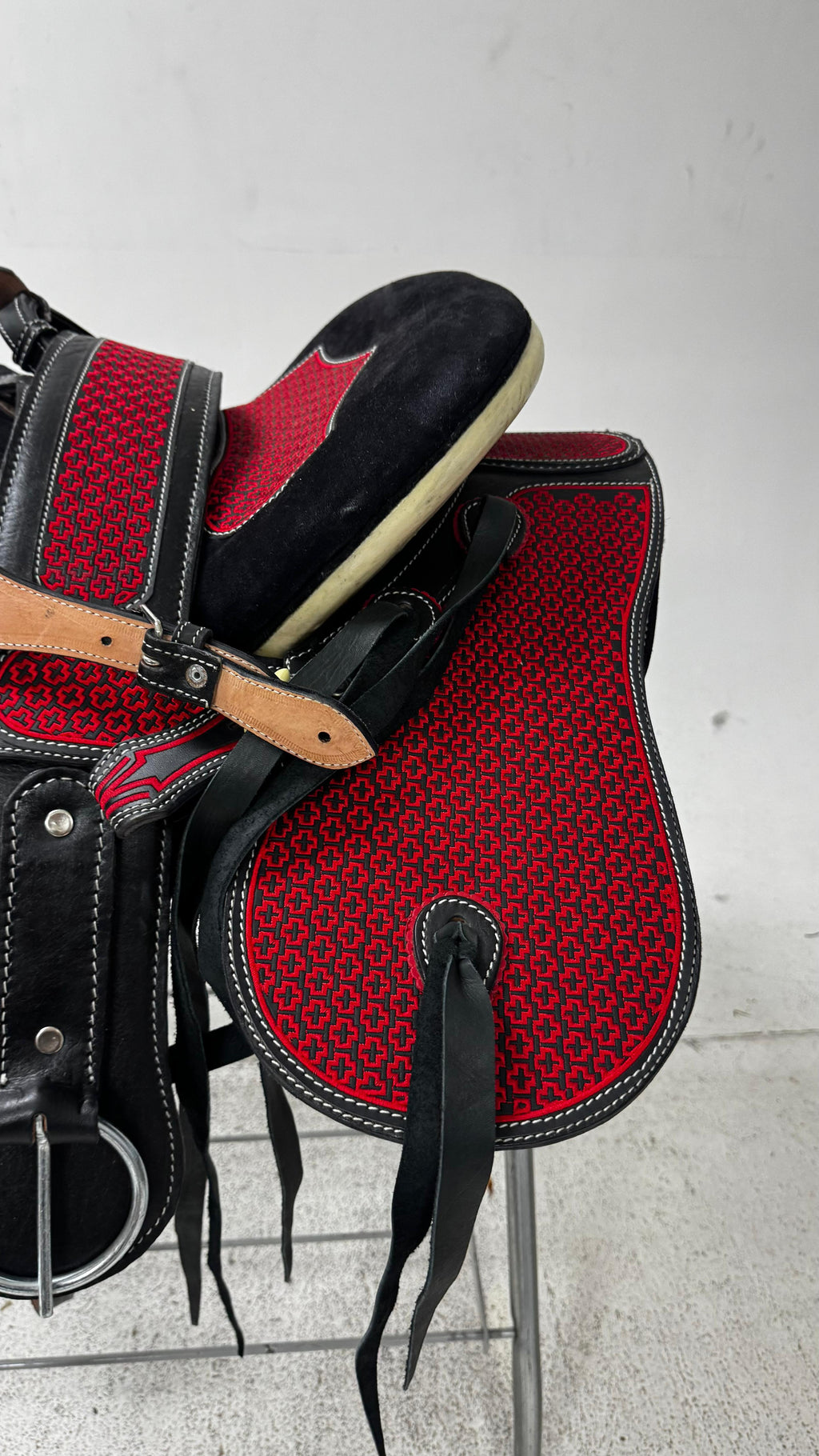 Charro Saddle – Black & Red Bordado Leather (15.5”) “El Dragón Rojo”