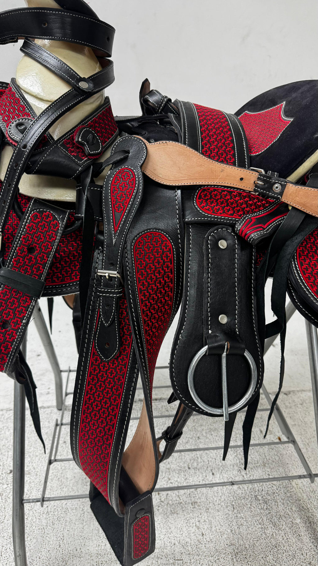 Charro Saddle – Black & Red Bordado Leather (15.5”) “El Dragón Rojo”
