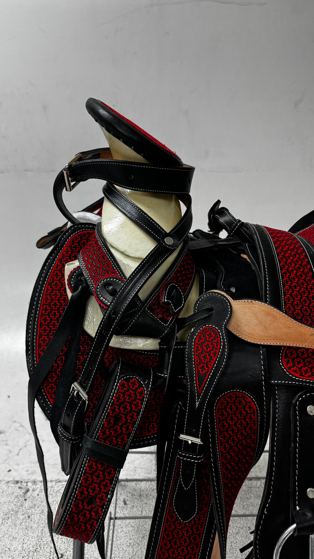 Charro Saddle – Black & Red Bordado Leather (15.5”) “El Dragón Rojo”