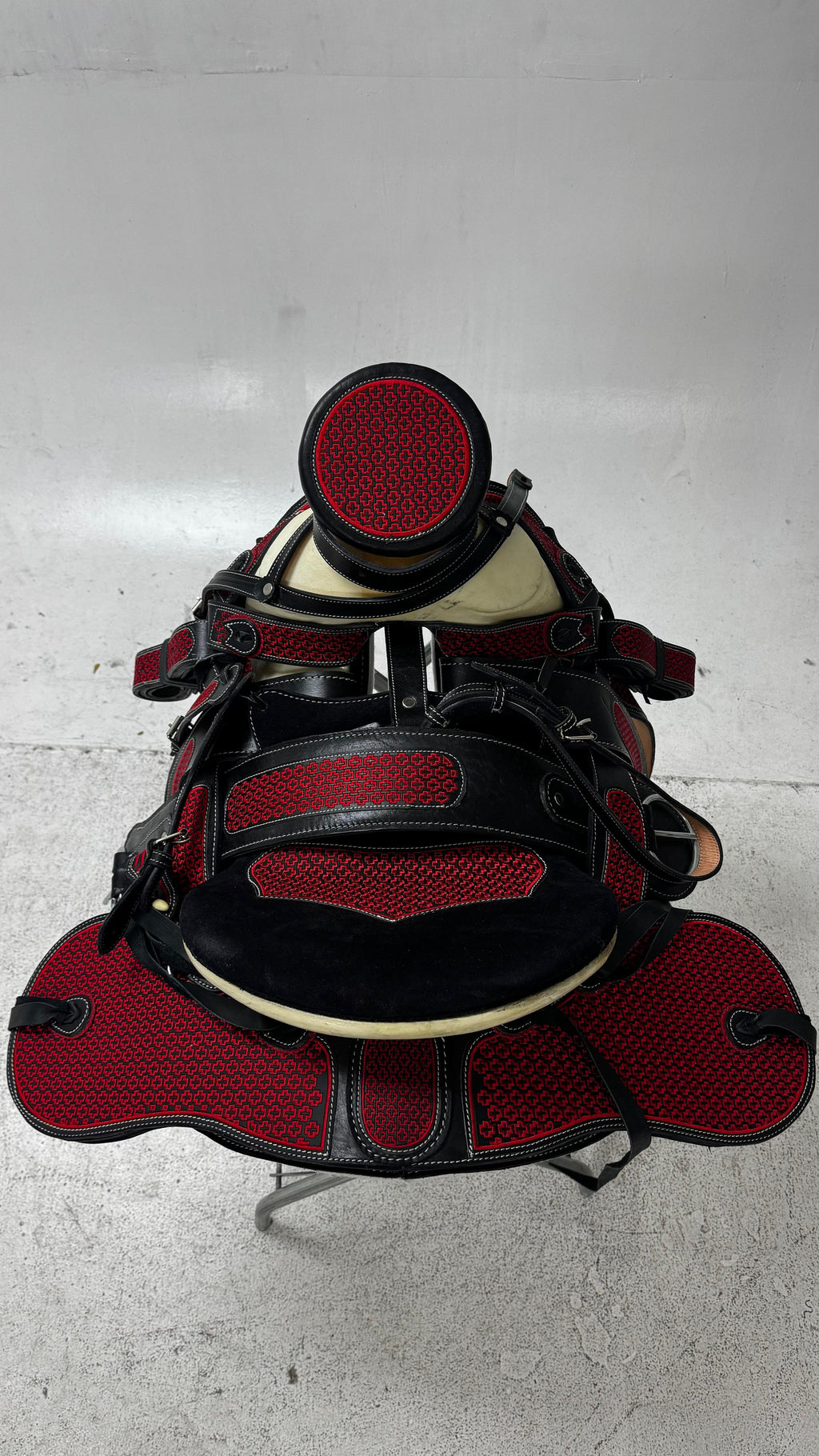 Charro Saddle – Black & Red Bordado Leather (15.5”) “El Dragón Rojo”