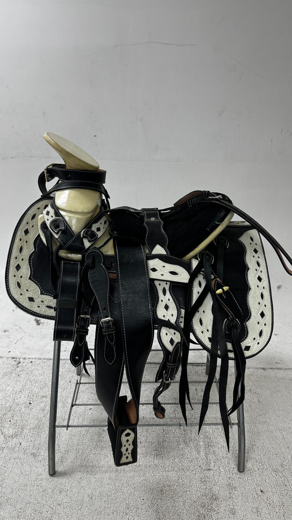 Charro Saddle – Black & White Leather (15.5”) “El Diamante Blanco”