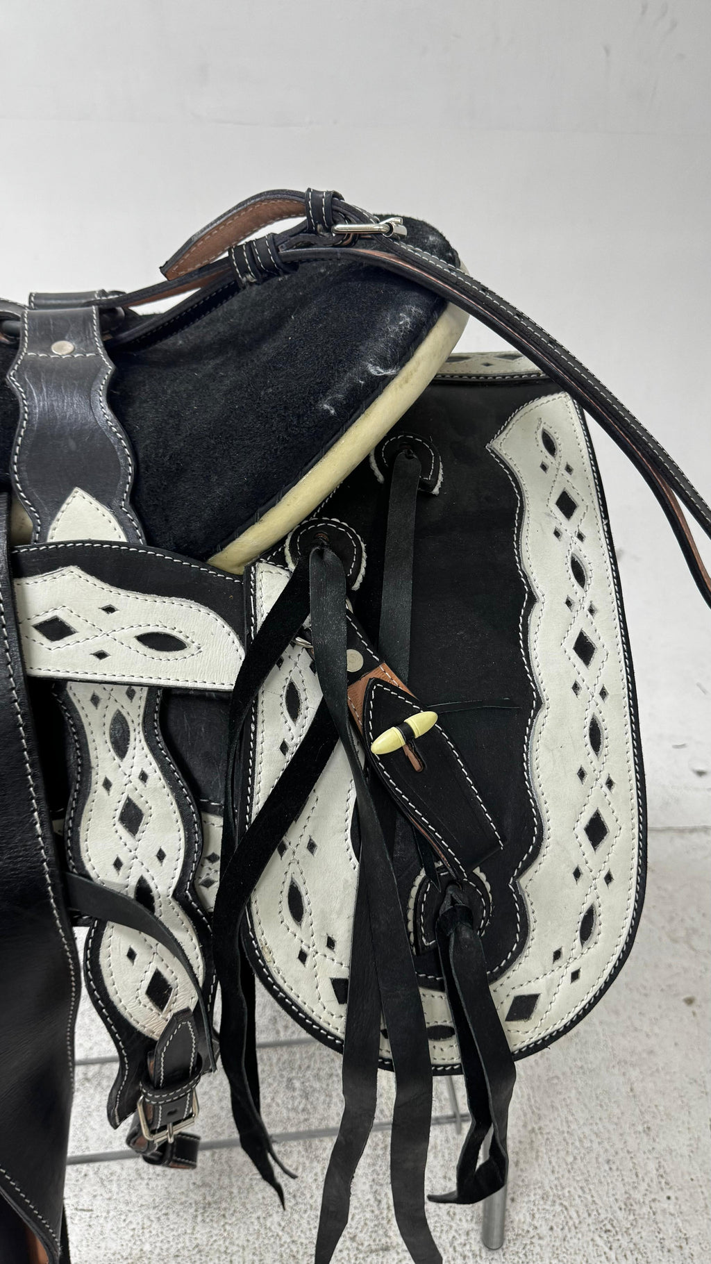 Charro Saddle – Black & White Leather (15.5”) “El Diamante Blanco”