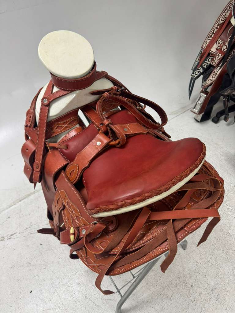 Charro Saddle 15.5” – Rich Tan Bordada “El Dorado” (Set Completo)