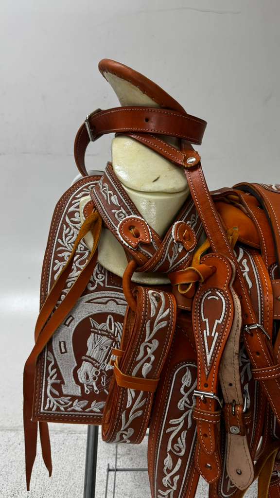 Charro Saddle – Tan & White “El Caballo Fino” Edition (15.5”)