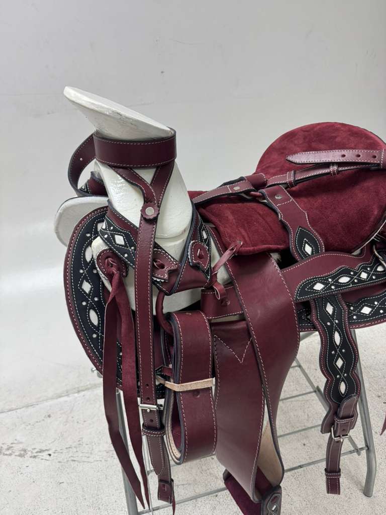 Charro Saddle 15.5” – Black & Wine Red Bordada “El Patrón” (Set Completo)