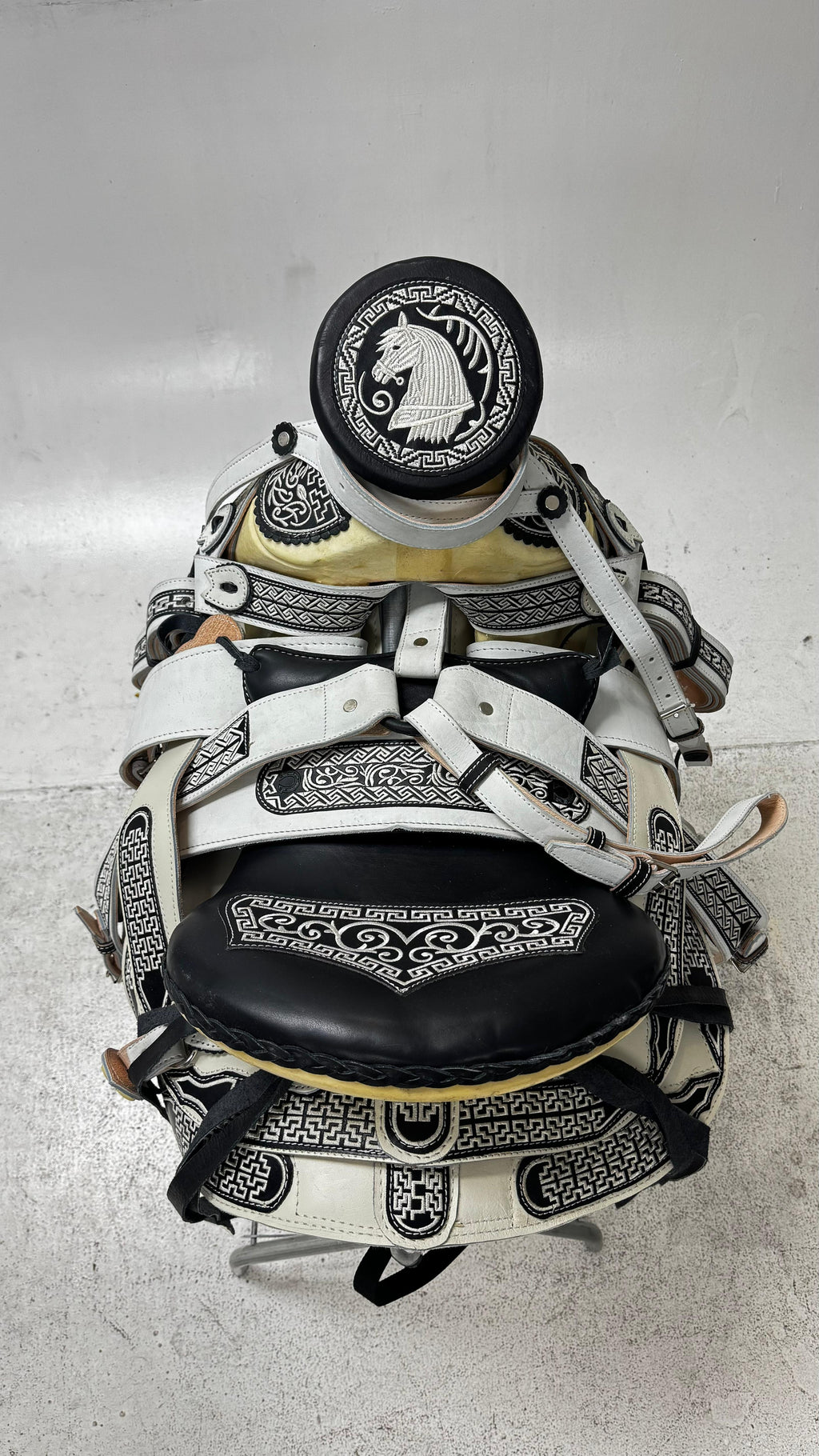 Charro Saddle – White & Black “El Elegante” Edition (15.5”)