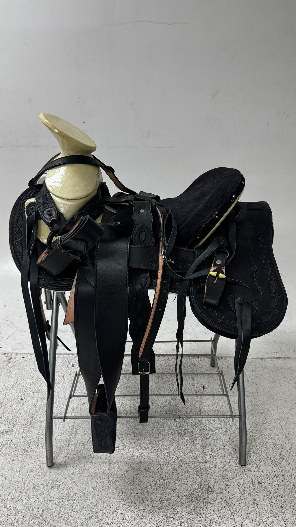 Charro Saddle – Matte Black Leather (15.5”) “La Sombra”