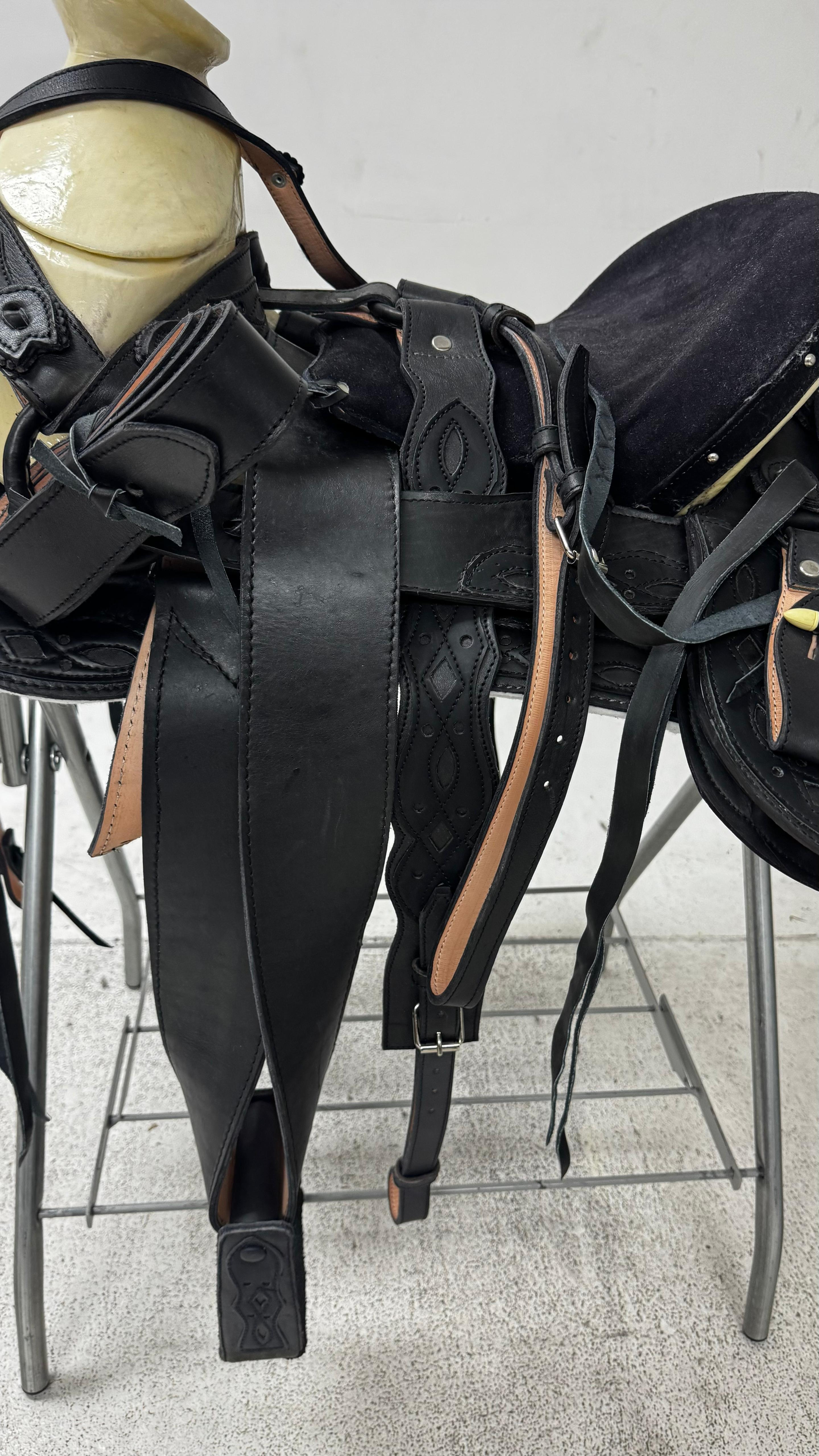 Charro Saddle – Matte Black Leather (15.5”) “La Sombra”