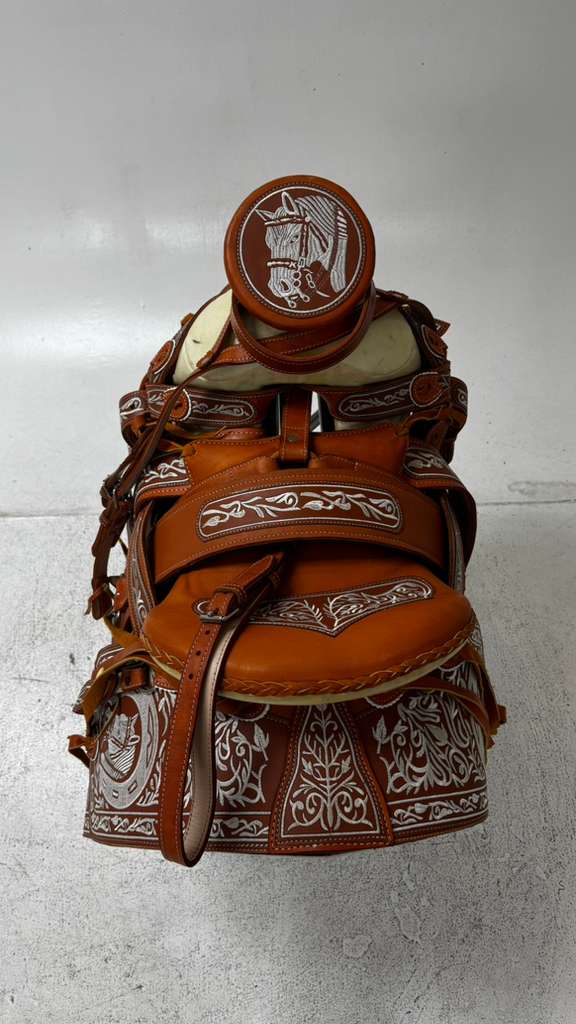 Charro Saddle – Tan & White “El Caballo Fino” Edition (15.5”)