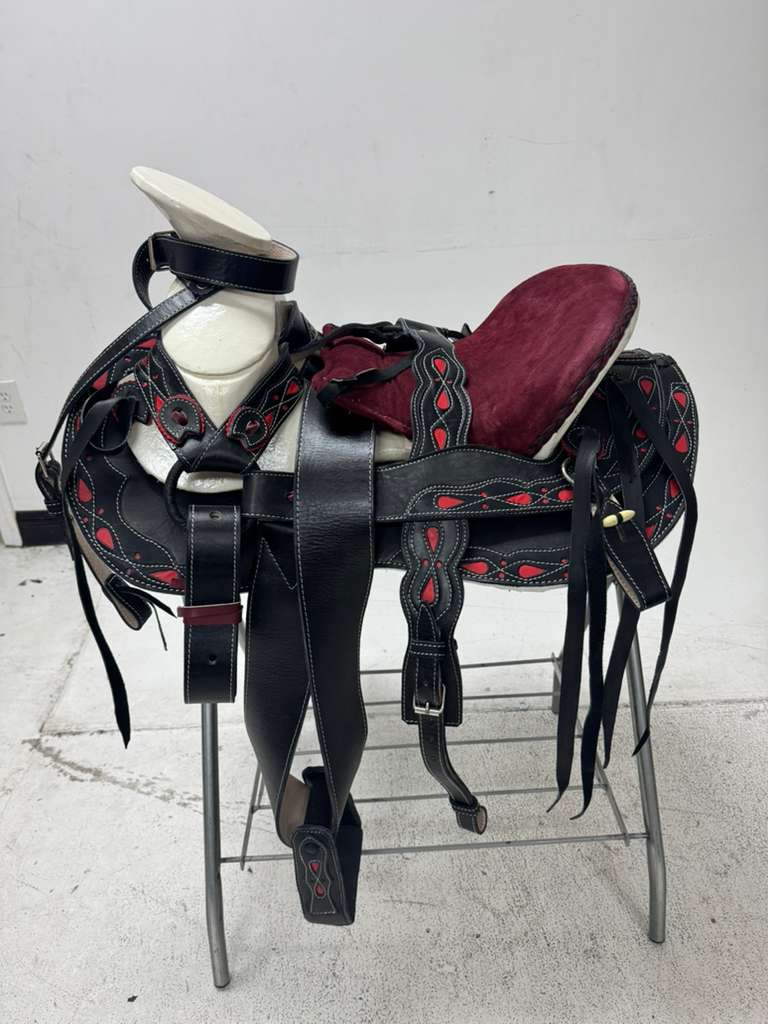 Charro Saddle 15.5” – Black & Wine Red Bordada “El Diablo” (Set Completo)