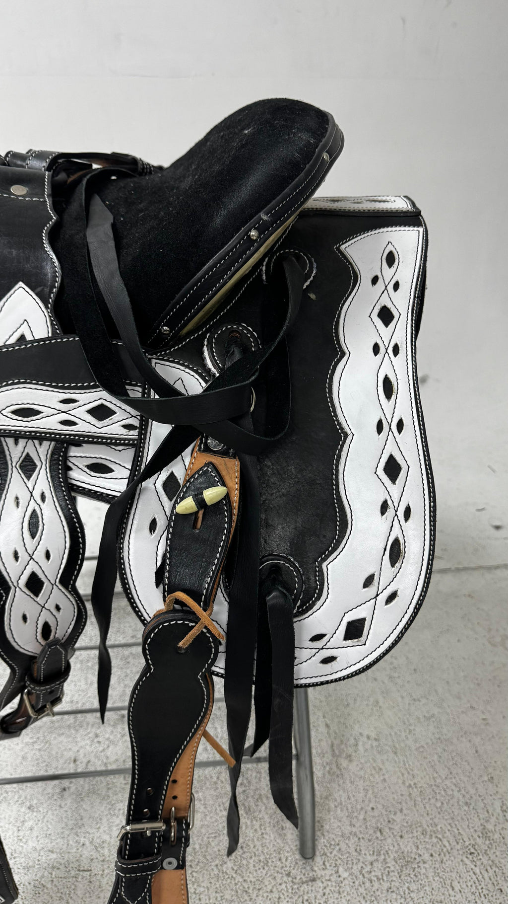 Charro Saddle – Black & White Leather (15.5”) “El Guerrero Blanco”