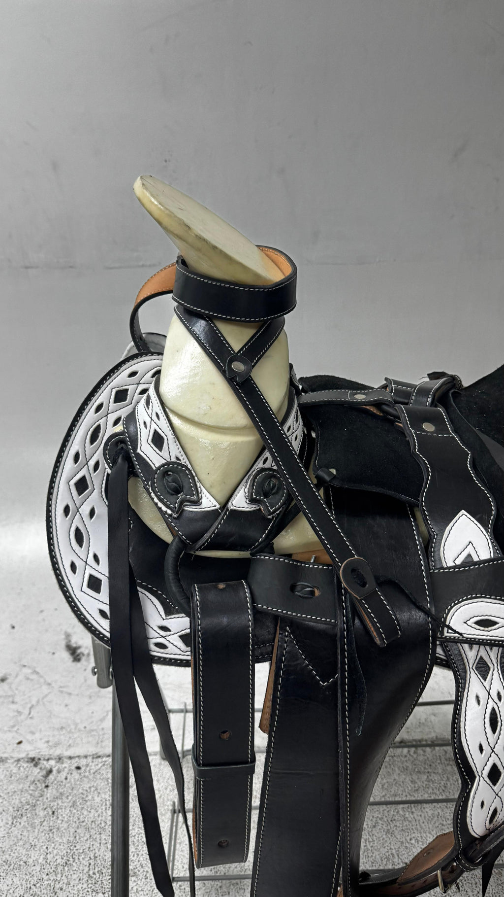 Charro Saddle – Black & White Leather (15.5”) “El Guerrero Blanco”