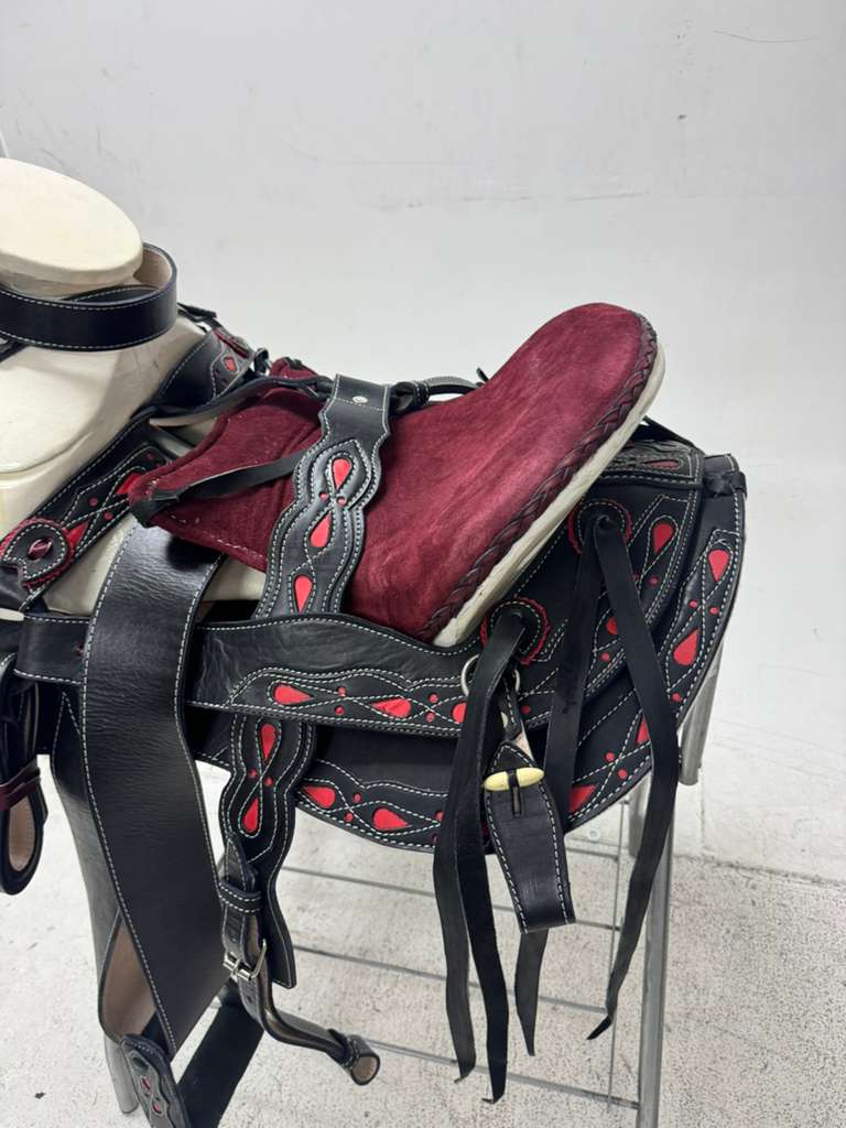 Charro Saddle 15.5” – Black & Wine Red Bordada “El Diablo” (Set Completo)