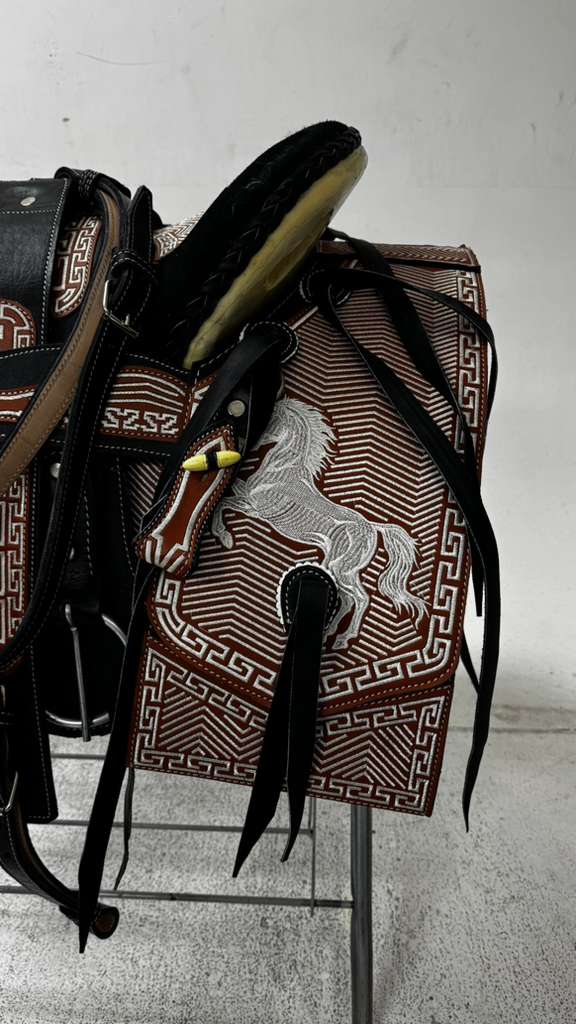 Charro Saddle – Black, Brown & White “El Triángulo” Edition (15.5”)