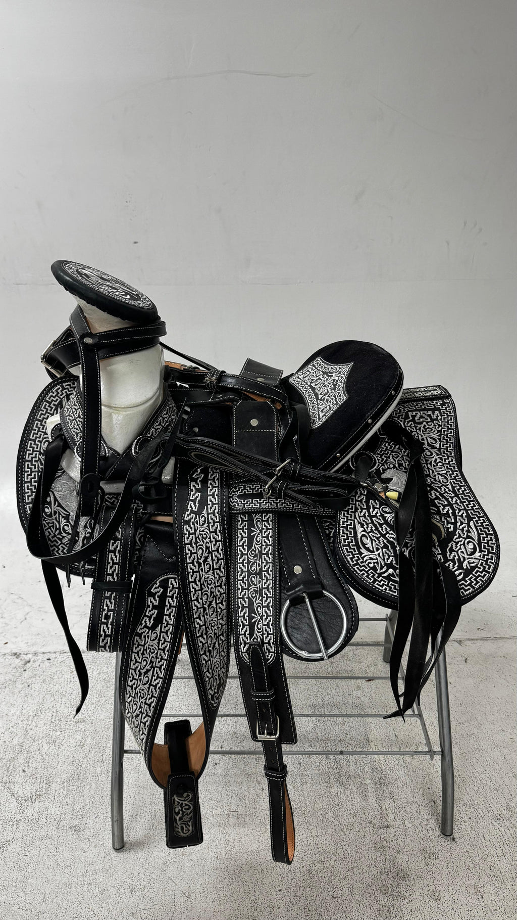 Charro Saddle – Black & Silver Bordada “Caballo Bravo” (15.5”)
