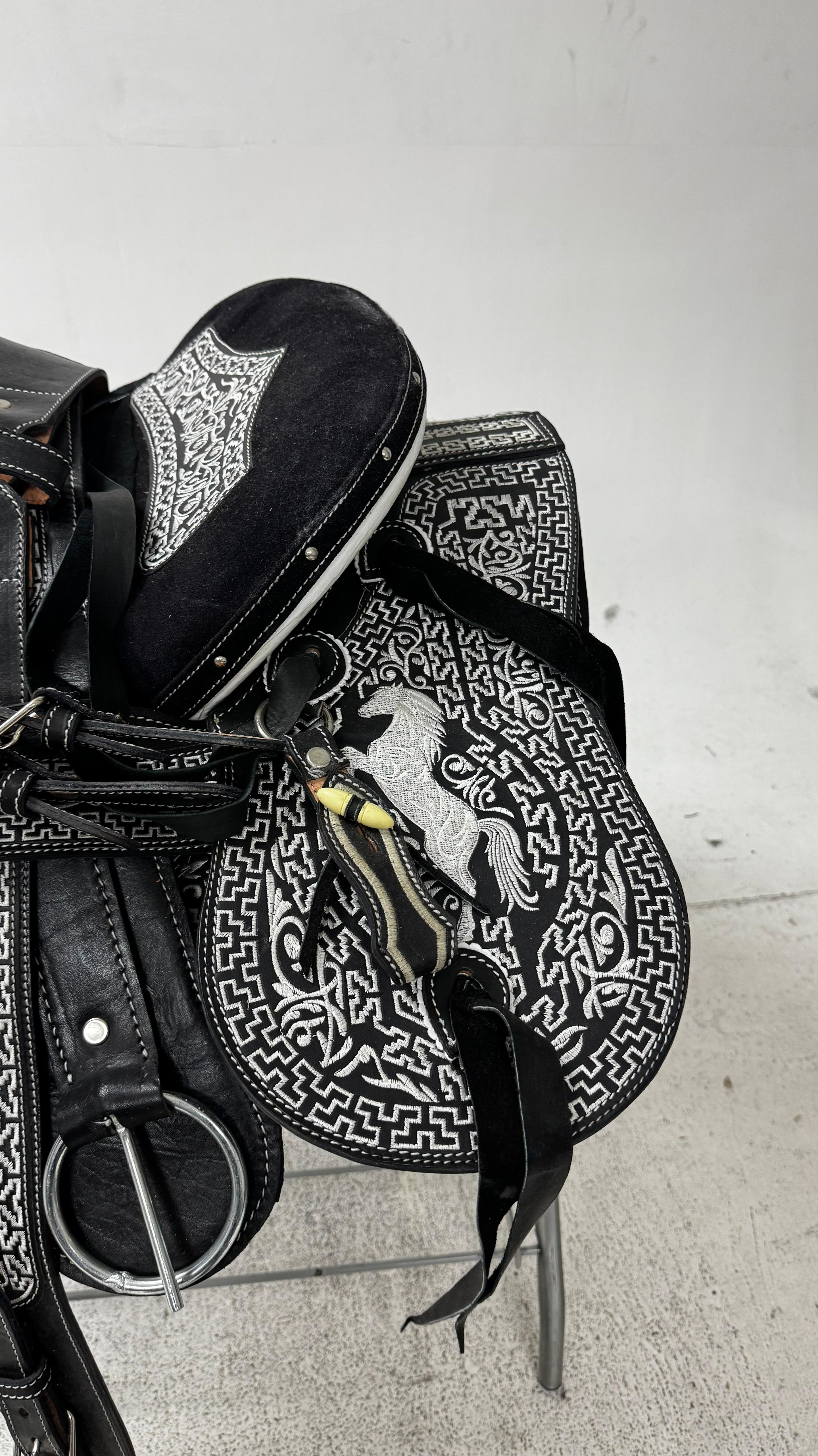 Charro Saddle – Black & Silver Bordada “Caballo Bravo” (15.5”)
