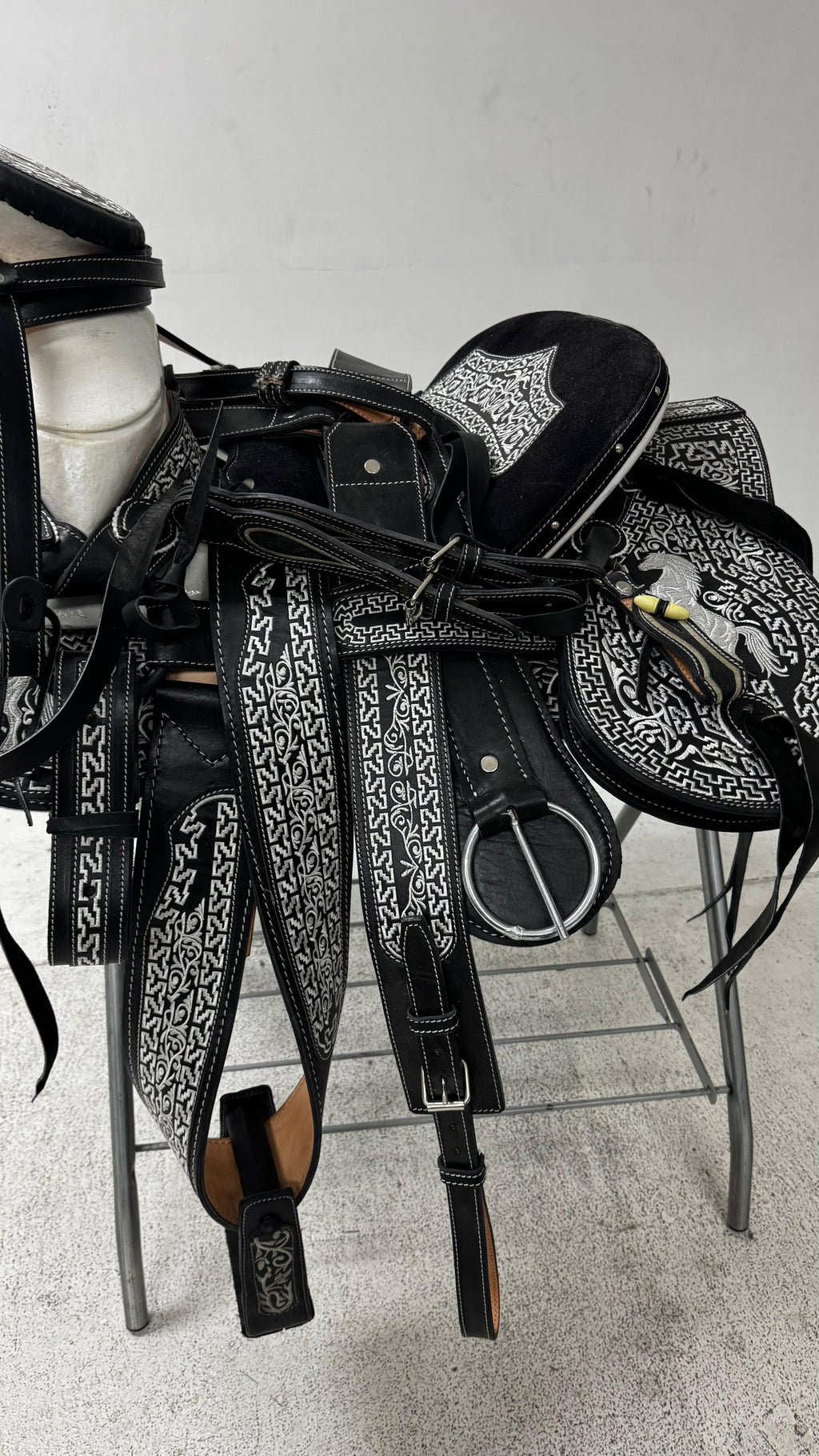 Charro Saddle – Black & Silver Bordada “Caballo Bravo” (15.5”)