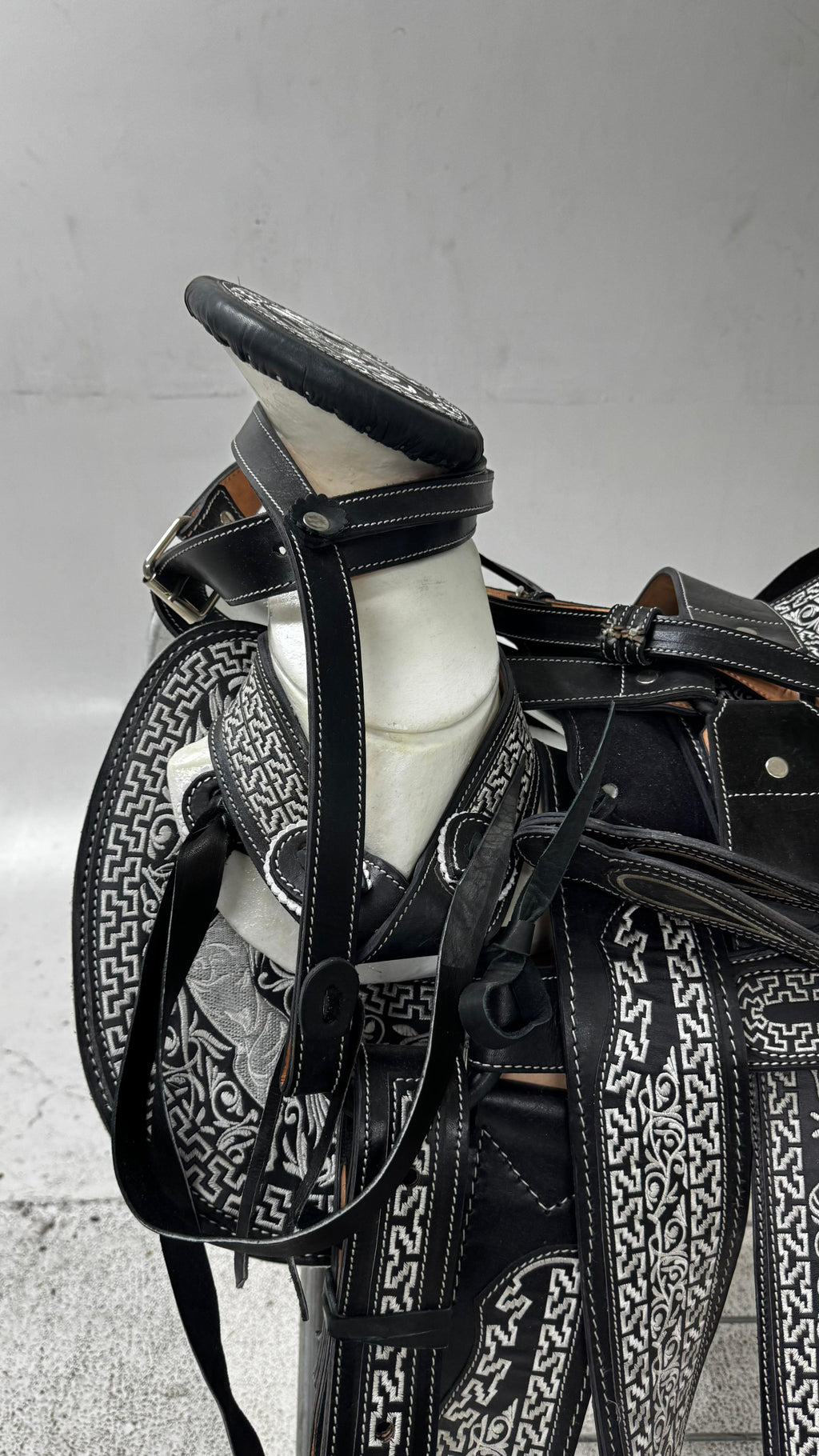 Charro Saddle – Black & Silver Bordada “Caballo Bravo” (15.5”)