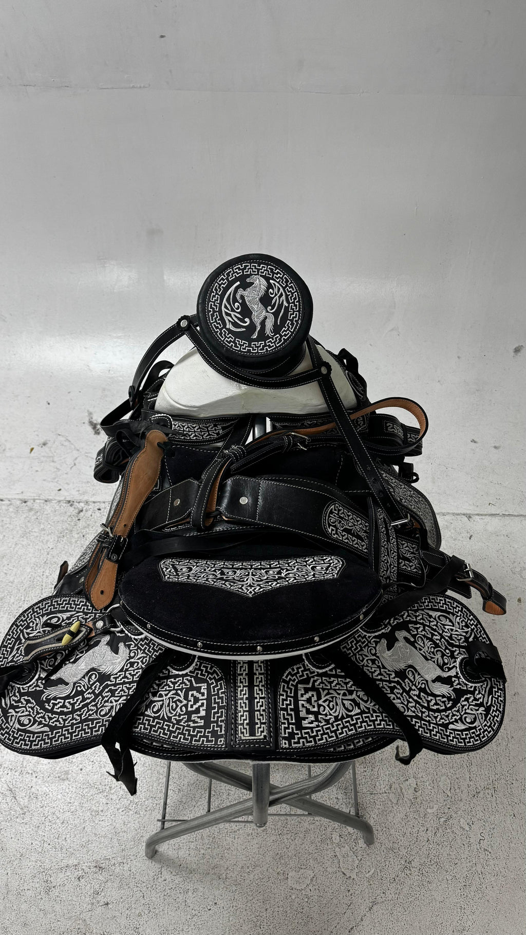 Charro Saddle – Black & Silver Bordada “Caballo Bravo” (15.5”)