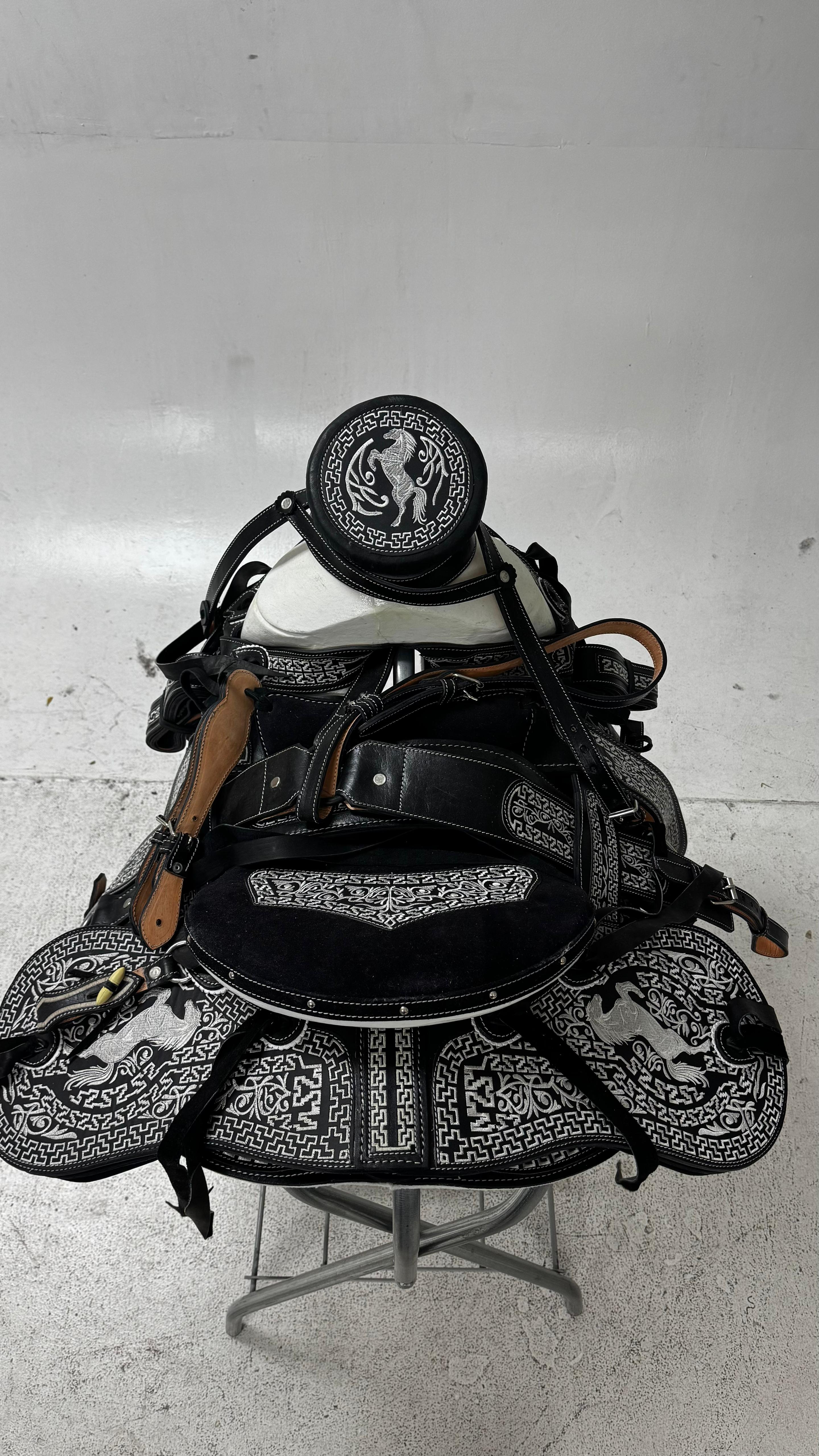 Charro Saddle – Black & Silver Bordada “Caballo Bravo” (15.5”)