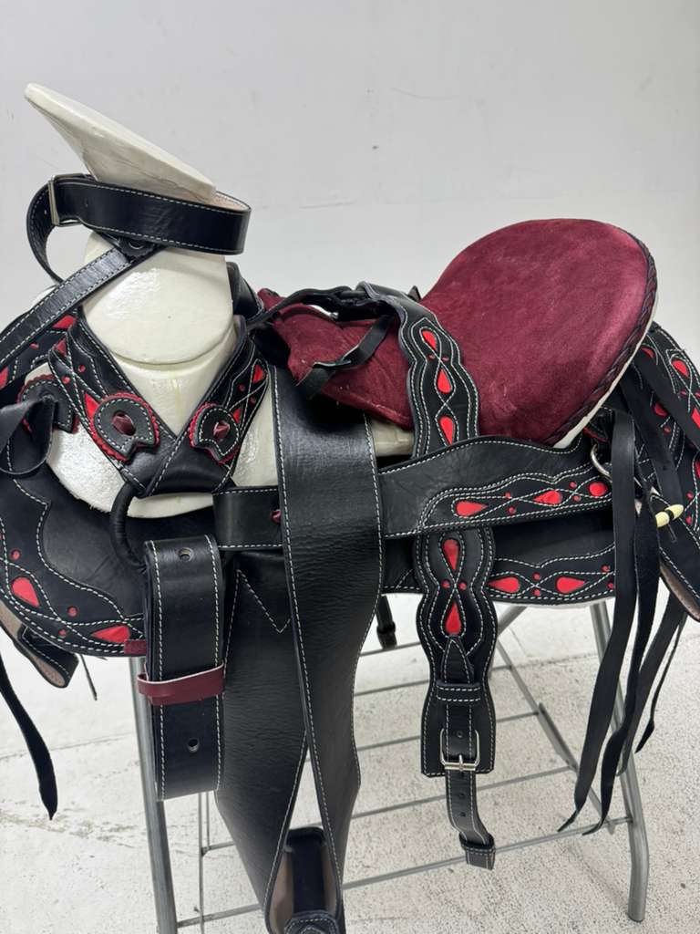 Charro Saddle 15.5” – Black & Wine Red Bordada “El Diablo” (Set Completo)