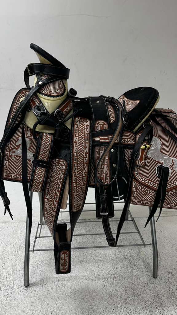 Charro Saddle – Black, Brown & White “El Triángulo” Edition (15.5”)