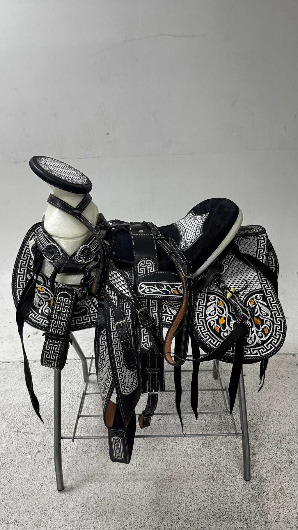 Charro Saddle – Black & Silver with Floral Accents “Flor de Hierro” (15.5”)