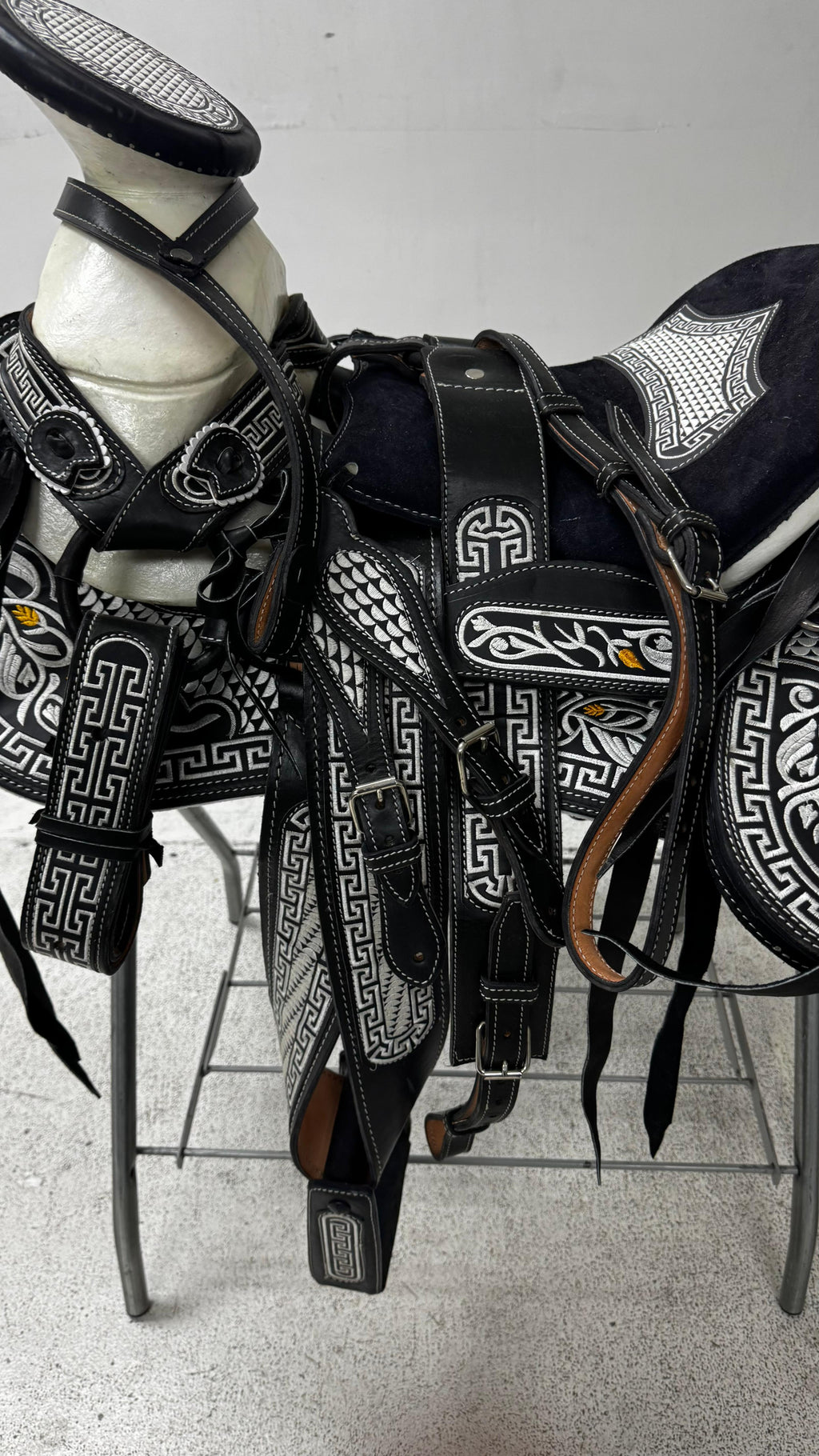 Charro Saddle – Black & Silver with Floral Accents “Flor de Hierro” (15.5”)