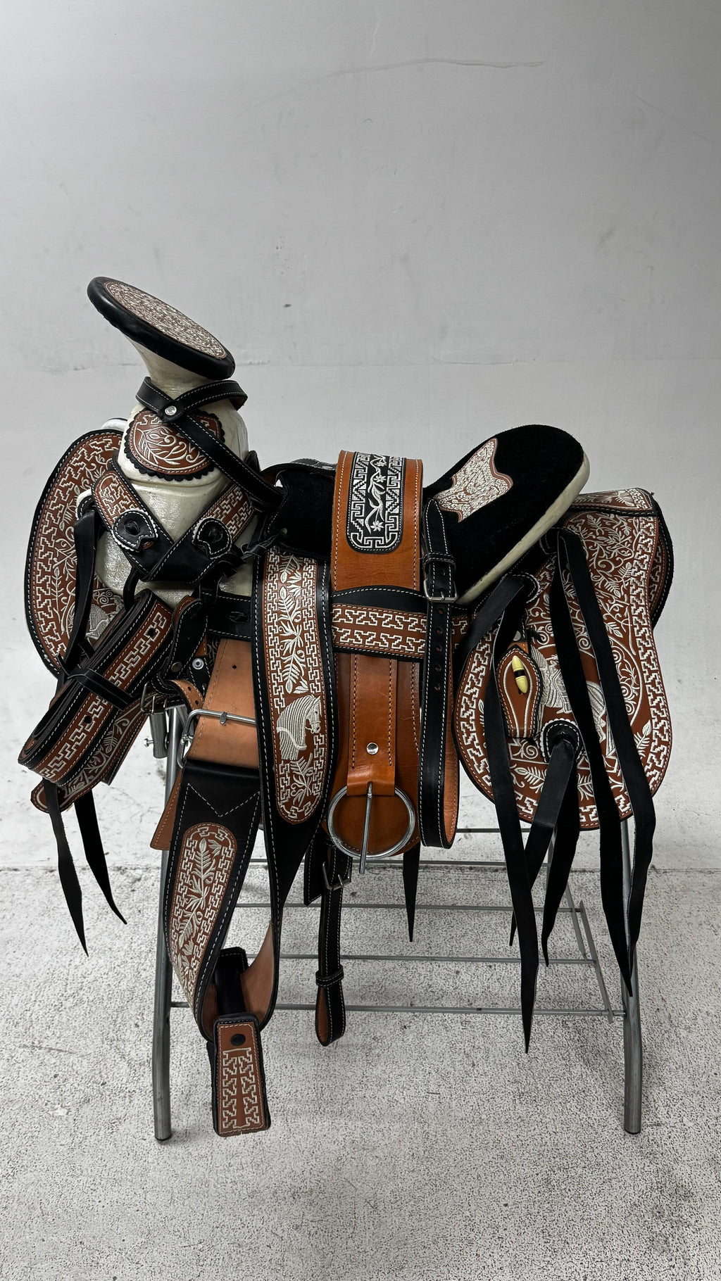 Charro Saddle – Chestnut & Black Bordada “El Dorado” (15.5”)