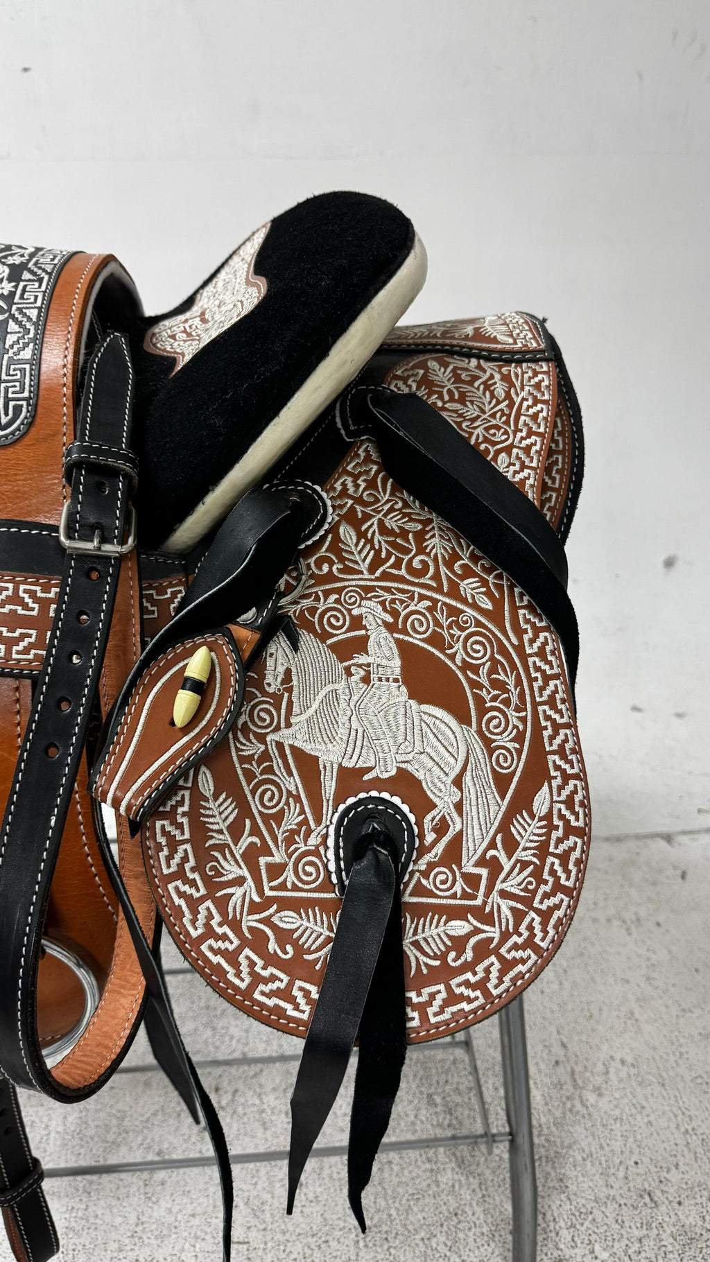 Charro Saddle – Chestnut & Black Bordada “El Dorado” (15.5”)