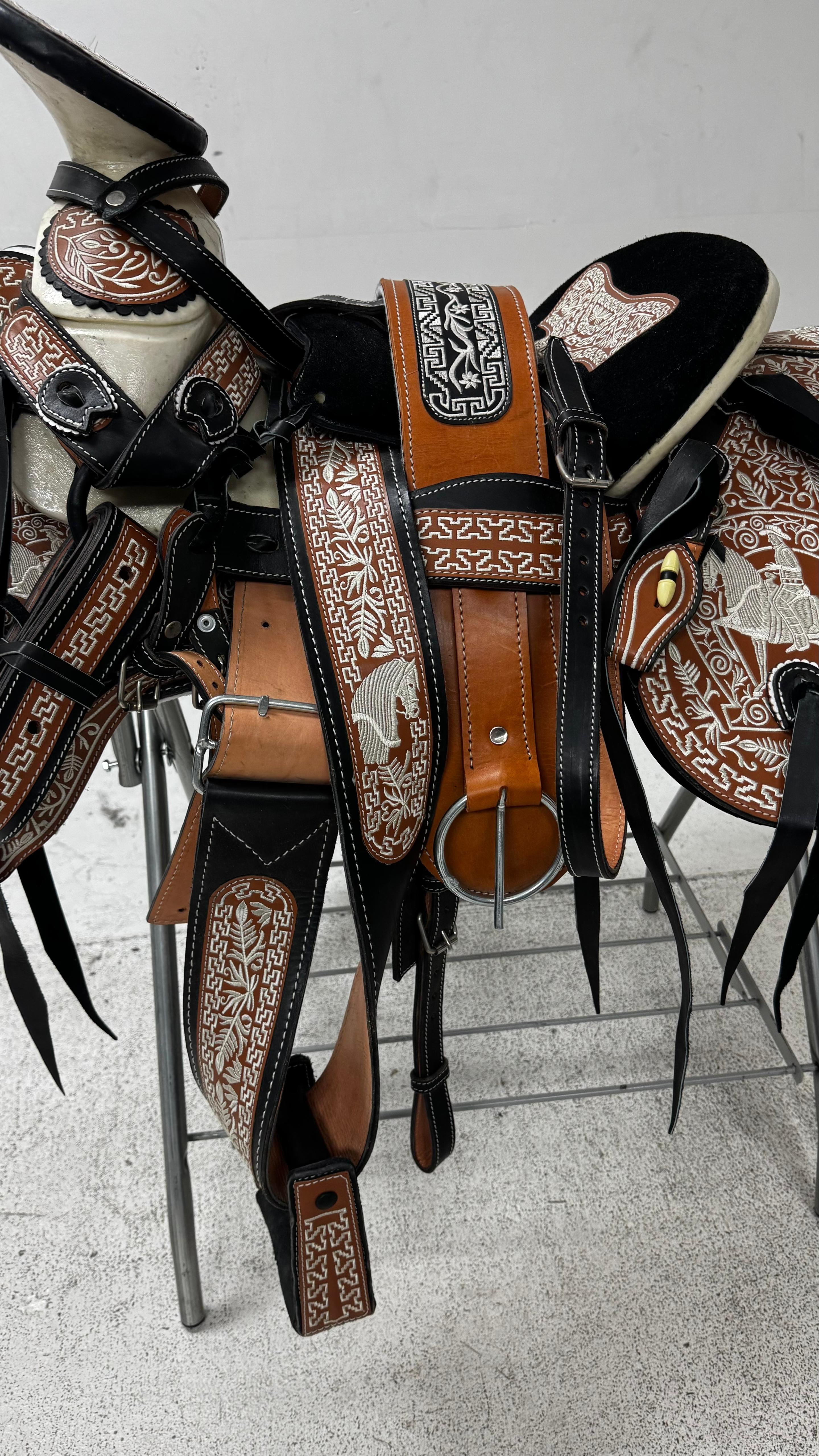 Charro Saddle – Chestnut & Black Bordada “El Dorado” (15.5”)