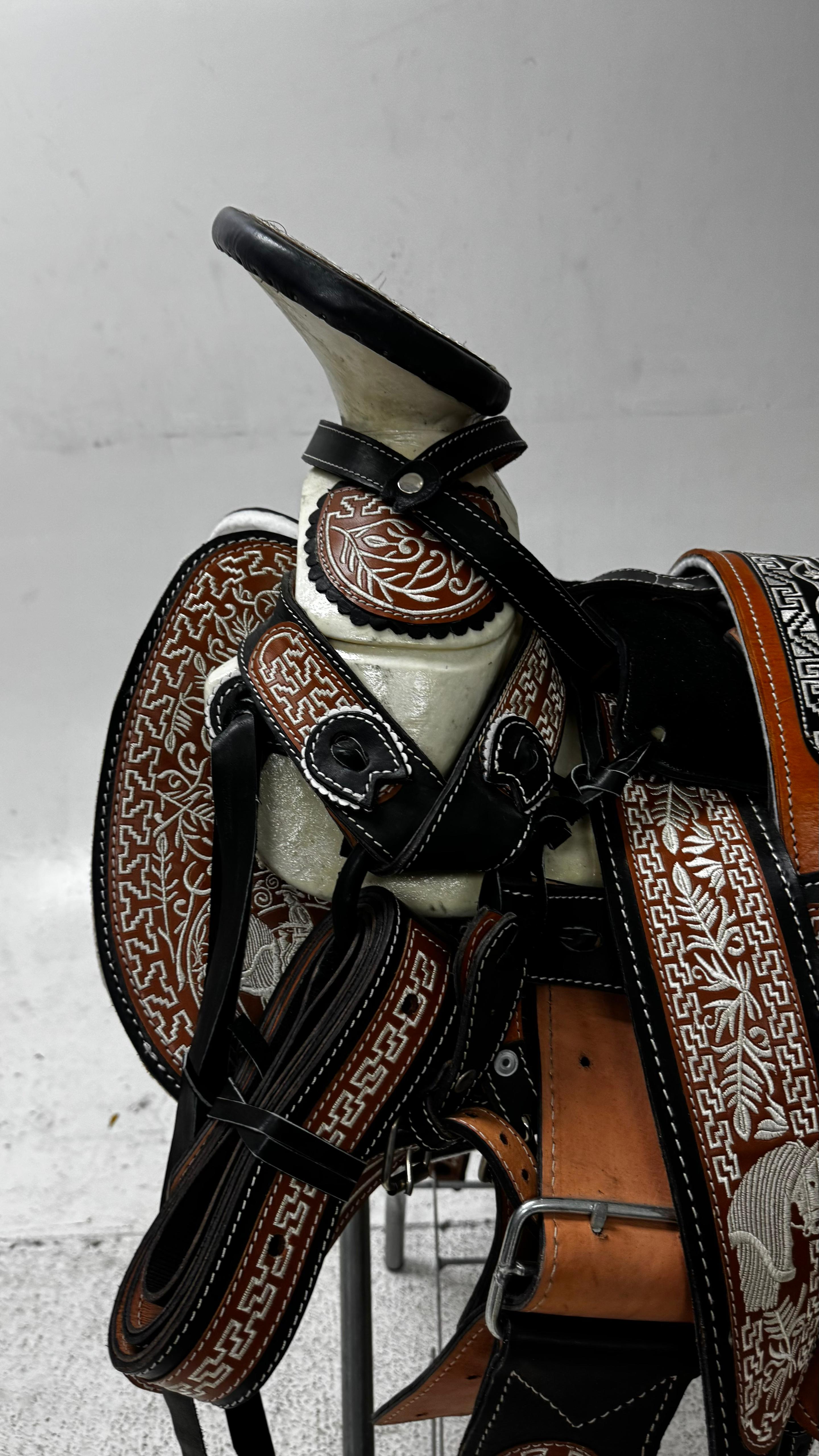 Charro Saddle – Chestnut & Black Bordada “El Dorado” (15.5”)