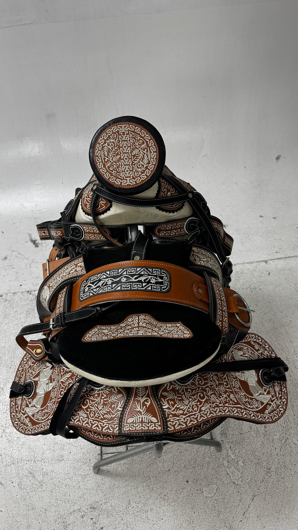 Charro Saddle – Chestnut & Black Bordada “El Dorado” (15.5”)