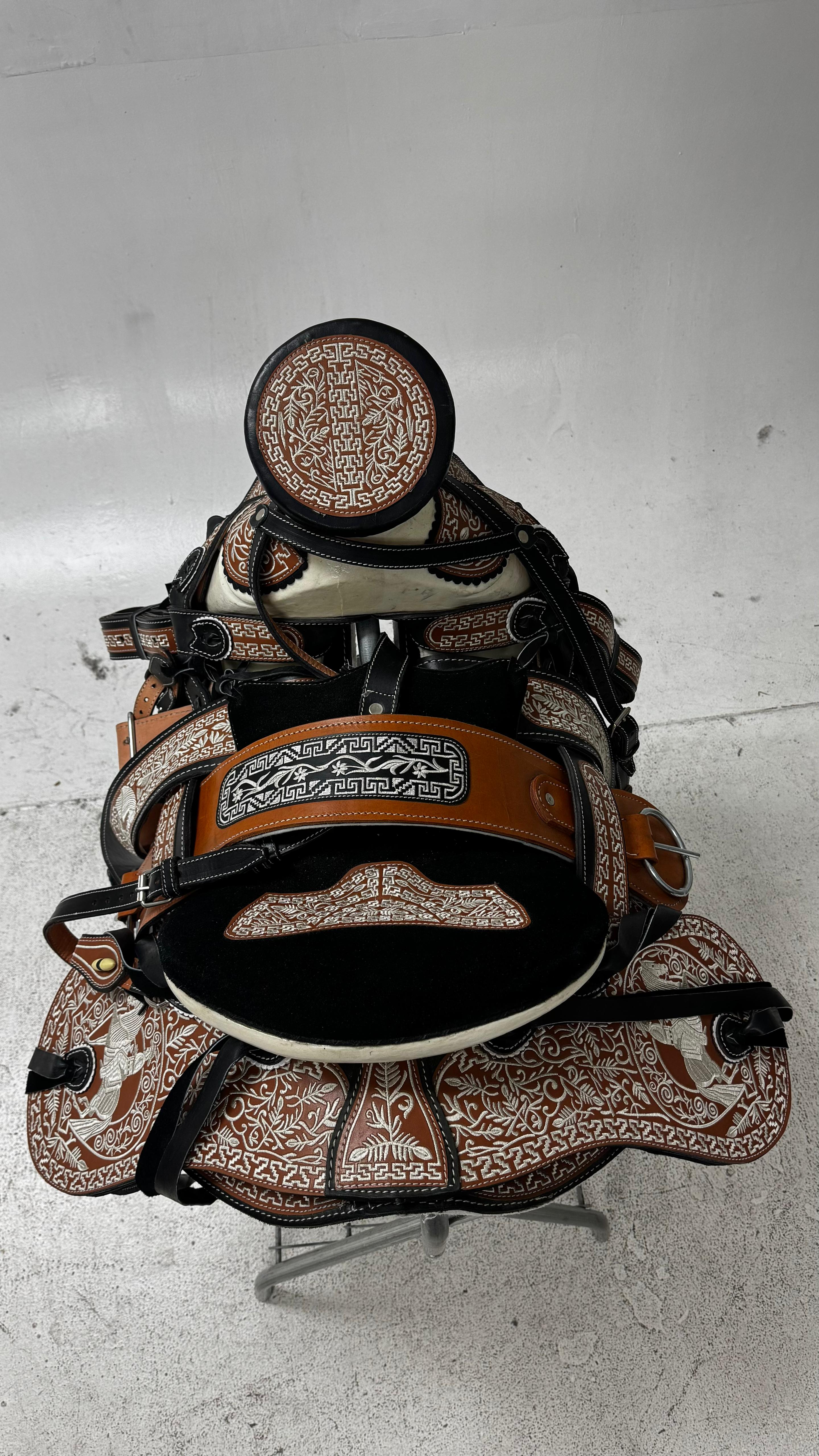 Charro Saddle – Chestnut & Black Bordada “El Dorado” (15.5”)